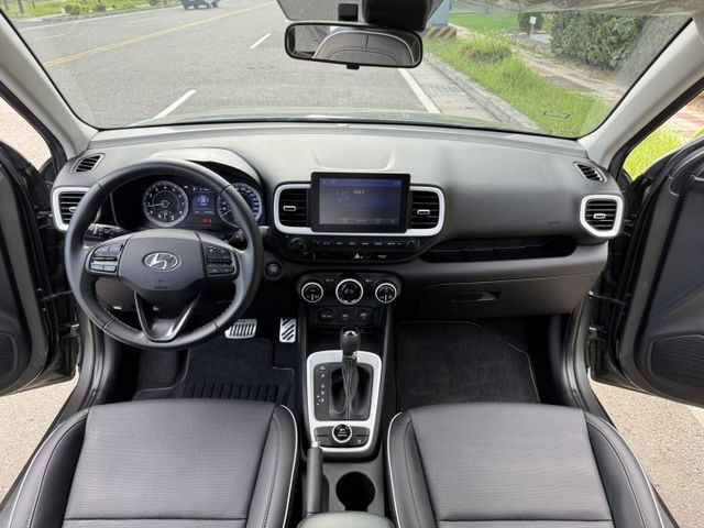 ( GLC ) 免鑰匙/Car Play/六安/防追撞系統/車道偏移/防滑/車頂行李架/無線充電盤/定速/環景/盲點  第3張相片