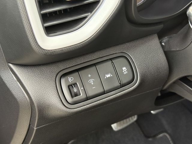 ( GLC ) 免鑰匙/Car Play/六安/防追撞系統/車道偏移/防滑/車頂行李架/無線充電盤/定速/環景/盲點  第5張相片