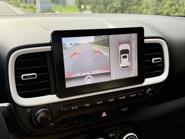 ( GLC ) 免鑰匙/Car Play/六安/防追撞系統/車道偏移/防滑/車頂行李架/無線充電盤/定速/環景/盲點  第6張相片