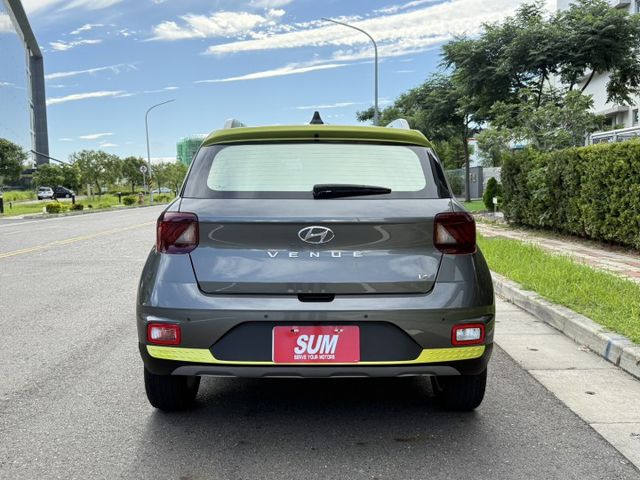 ( GLC ) 免鑰匙/Car Play/六安/防追撞系統/車道偏移/防滑/車頂行李架/無線充電盤/定速/環景/盲點  第11張相片