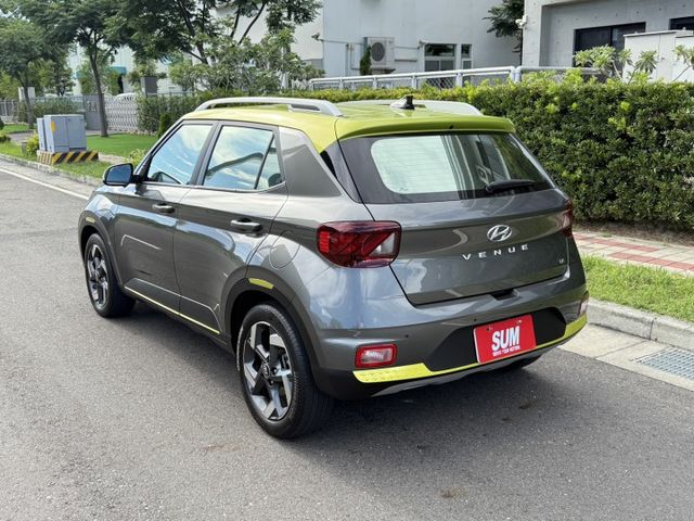( GLC ) 免鑰匙/Car Play/六安/防追撞系統/車道偏移/防滑/車頂行李架/無線充電盤/定速/環景/盲點  第12張相片
