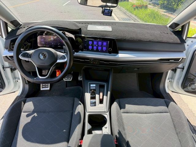 ( 230 eTSI ) 免鑰匙啟動/摸門解鎖/雙區恆溫/跟車/車道維持/盲點/雙區恆溫/氛圍燈/倒車顯影  第3張相片