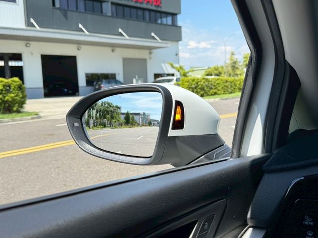 ( 230 eTSI ) 免鑰匙啟動/摸門解鎖/雙區恆溫/跟車/車道維持/盲點/雙區恆溫/氛圍燈/倒車顯影  第11張相片