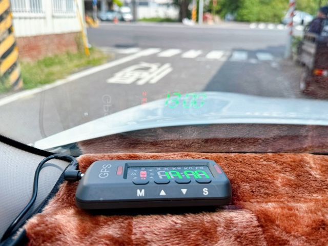 抬頭顯示器/前後錄行車記錄器/後座出風口/下坡輔助/雷達開關/模式切換  第7張相片