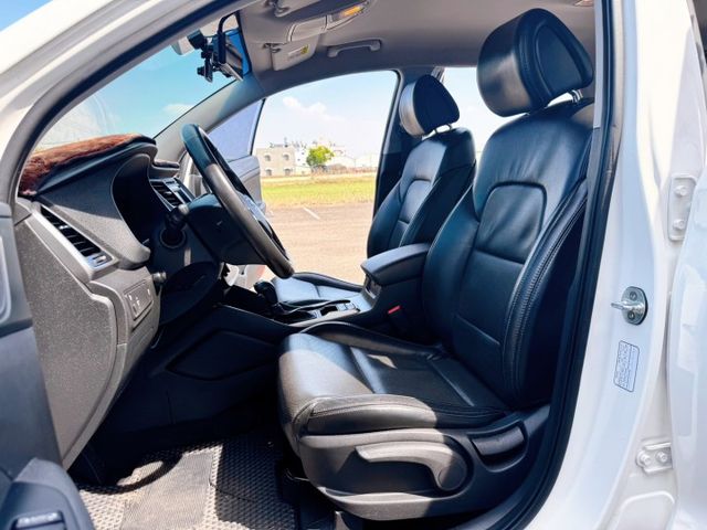 抬頭顯示器/前後錄行車記錄器/後座出風口/下坡輔助/雷達開關/模式切換  第10張相片