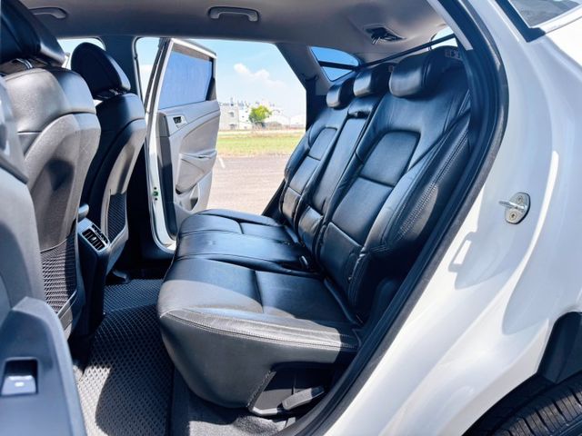 抬頭顯示器/前後錄行車記錄器/後座出風口/下坡輔助/雷達開關/模式切換  第11張相片