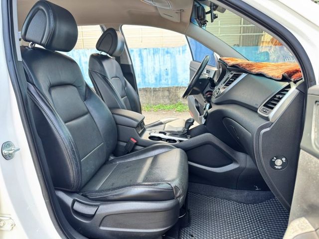 抬頭顯示器/前後錄行車記錄器/後座出風口/下坡輔助/雷達開關/模式切換  第12張相片