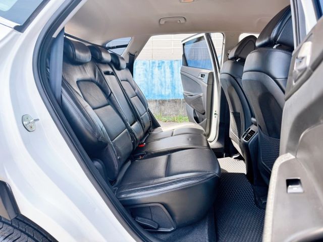 抬頭顯示器/前後錄行車記錄器/後座出風口/下坡輔助/雷達開關/模式切換  第13張相片