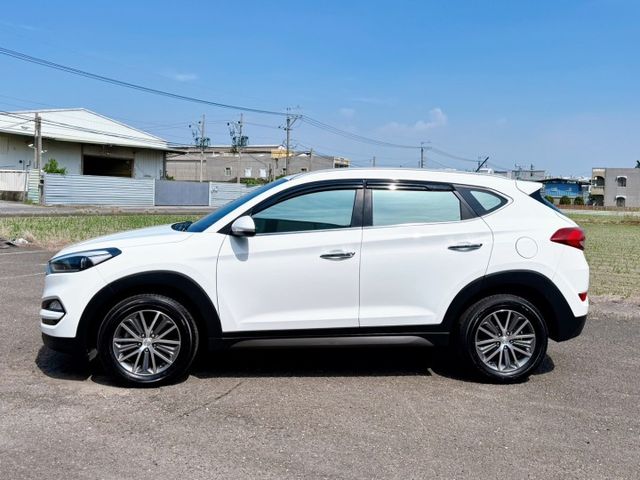 抬頭顯示器/前後錄行車記錄器/後座出風口/下坡輔助/雷達開關/模式切換  第17張相片