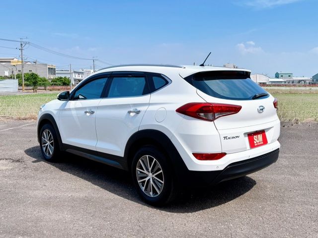 抬頭顯示器/前後錄行車記錄器/後座出風口/下坡輔助/雷達開關/模式切換  第20張相片