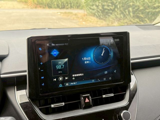 ( 油電 ) 免鑰匙/摸門/恆溫空調/跟車/車道維持/盲點/三畫面倒車顯影/數位電子儀表板  第6張相片