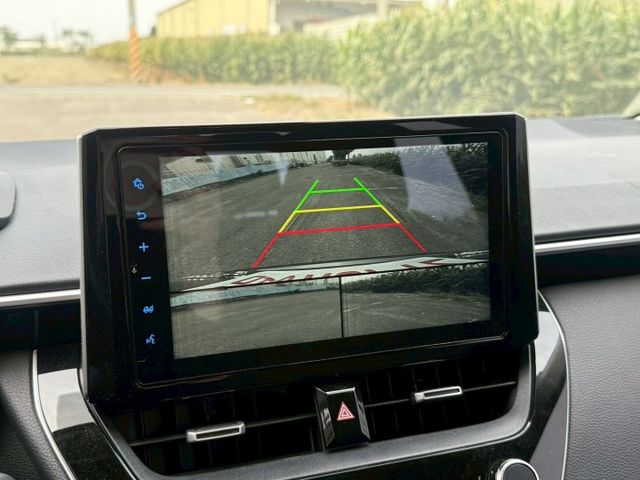 ( 油電 ) 免鑰匙/摸門/恆溫空調/跟車/車道維持/盲點/三畫面倒車顯影/數位電子儀表板  第7張相片