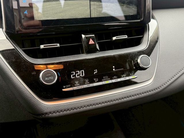 ( 油電 ) 免鑰匙/摸門/恆溫空調/跟車/車道維持/盲點/三畫面倒車顯影/數位電子儀表板  第8張相片