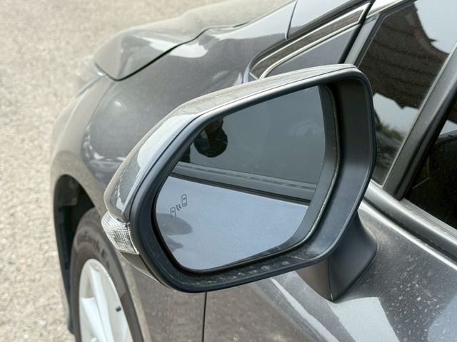 ( 油電 ) 免鑰匙/摸門/恆溫空調/跟車/車道維持/盲點/三畫面倒車顯影/數位電子儀表板  第13張相片