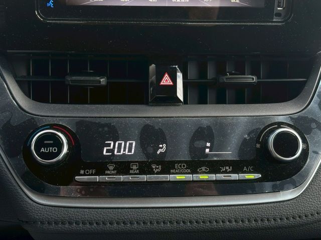 ( 油電 ) 免鑰匙/摸門/恆溫空調/跟車/車道維持/盲點/倒車顯影/導航/預警碰撞  第8張相片