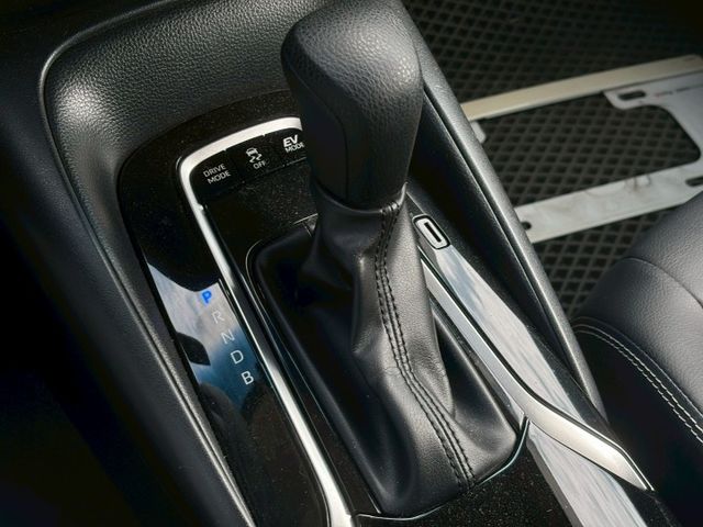 ( 油電 ) 免鑰匙/摸門/恆溫空調/跟車/車道維持/盲點/倒車顯影/導航/預警碰撞  第9張相片