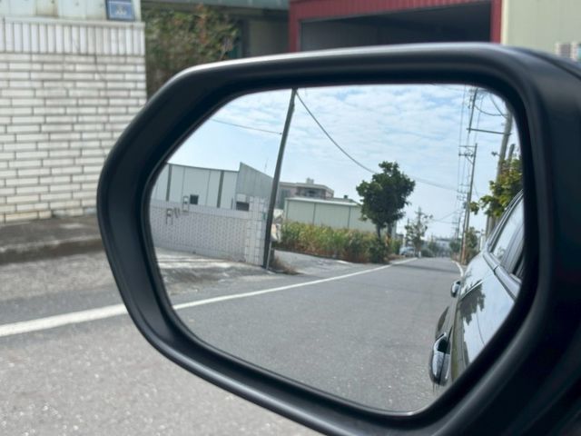 ( 油電 ) 免鑰匙/摸門/恆溫空調/跟車/車道維持/盲點/倒車顯影/導航/預警碰撞  第10張相片