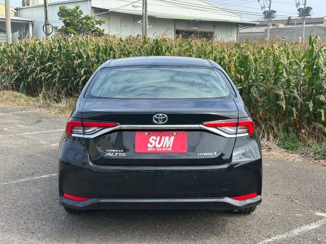 ( 油電 ) 免鑰匙/摸門/恆溫空調/跟車/車道維持/盲點/倒車顯影/導航/預警碰撞  第13張相片