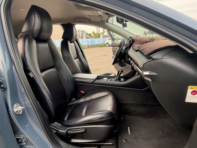 免鑰匙/定速/電動椅/環景/盲點/跟車/記憶座椅/車道置中/抬頭顯示器  第16張相片