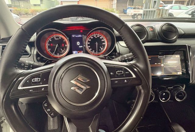 免鑰匙/定速/跟車/方向盤快控鍵/換檔撥片/恆溫空調/車道偏離警示/車道變換輔助  第4張相片