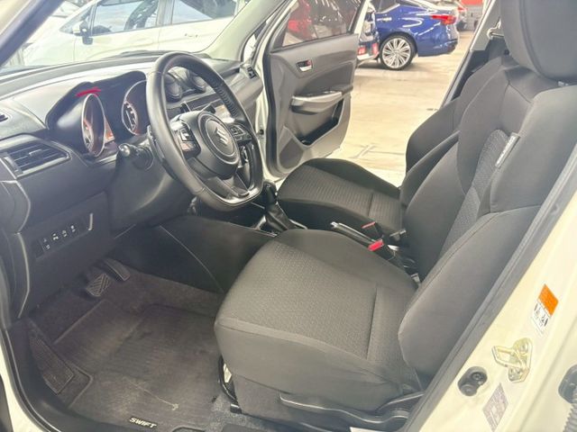 免鑰匙/定速/跟車/方向盤快控鍵/換檔撥片/恆溫空調/車道偏離警示/車道變換輔助  第6張相片