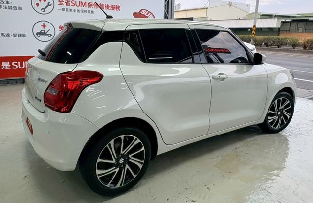 免鑰匙/定速/跟車/方向盤快控鍵/換檔撥片/恆溫空調/車道偏離警示/車道變換輔助  第9張相片