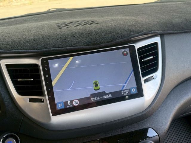 免鑰匙/摸門/盲點/定速/雙區恆溫/安卓機/倒車顯影/全景天窗  第6張相片