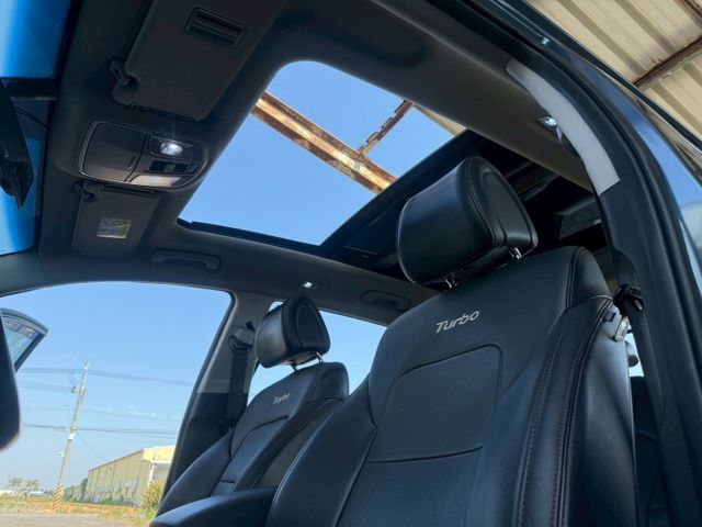 免鑰匙/摸門/盲點/定速/雙區恆溫/安卓機/倒車顯影/全景天窗  第9張相片