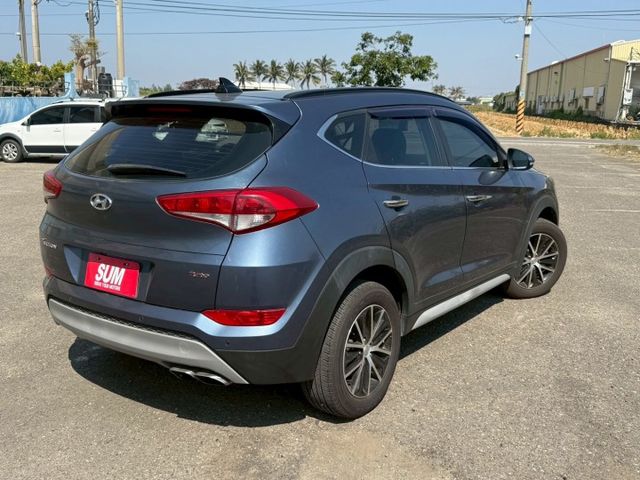 免鑰匙/摸門/盲點/定速/雙區恆溫/安卓機/倒車顯影/全景天窗  第16張相片