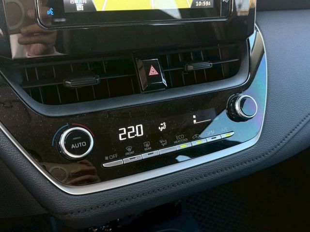 ( 油電 ) 免鑰匙/摸門/恆溫空調/跟車/車道維持/盲點/環景/胎壓偵測器  第11張相片