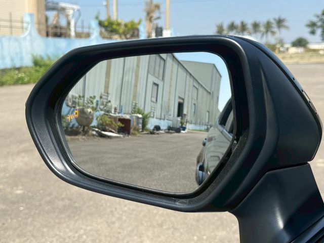 ( 油電 ) 免鑰匙/摸門/恆溫空調/跟車/車道維持/盲點/環景/胎壓偵測器  第16張相片