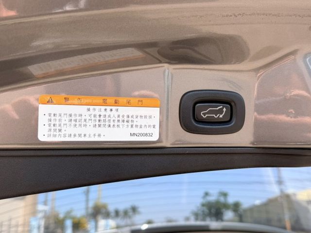 免鑰匙/盲點/電動門/恆溫空調/抬頭顯示器/倒車顯影/導航/多功能安卓機  第14張相片