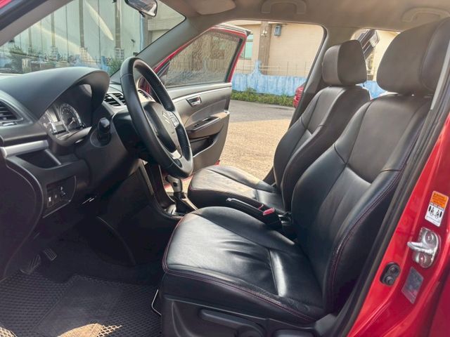 定速/免鑰匙/方向盤快控鍵/倒車顯影/導航/後座分離倒覆  第10張相片