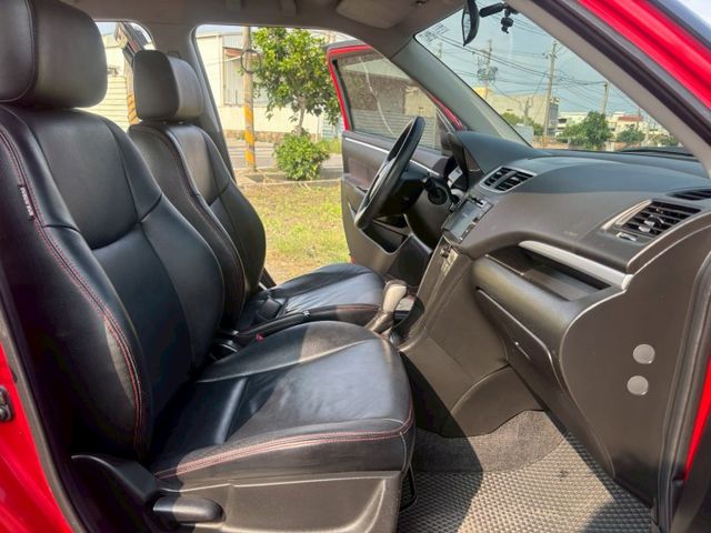 定速/免鑰匙/方向盤快控鍵/倒車顯影/導航/後座分離倒覆  第12張相片