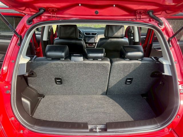 定速/免鑰匙/方向盤快控鍵/倒車顯影/導航/後座分離倒覆  第14張相片