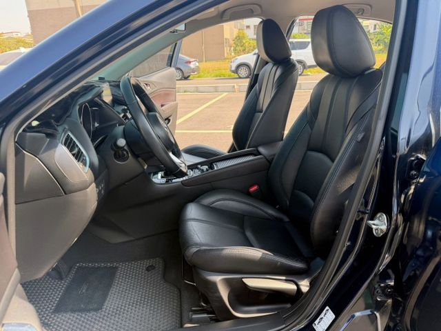 免鑰匙/定速/雙區恆溫/抬頭顯示器/盲點/導航/倒車顯影  第13張相片