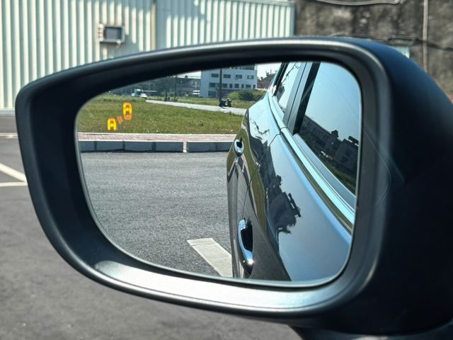 免鑰匙/定速/雙區恆溫/抬頭顯示器/盲點/導航/倒車顯影  第15張相片