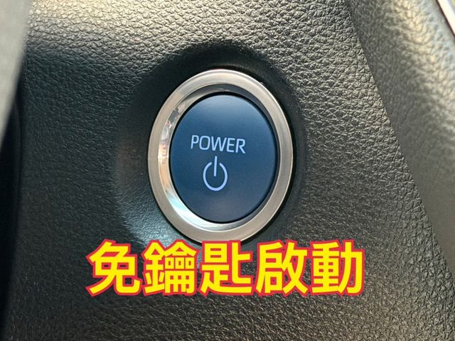 ( 油電 ) 免鑰匙/摸門/恆溫空調/跟車/車道維持/盲點/倒車顯影/導航/預警碰撞  第6張相片