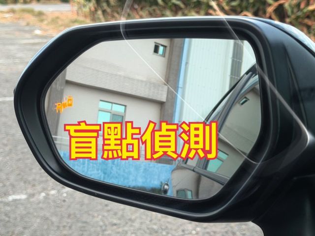 ( 油電 ) 免鑰匙/摸門/恆溫空調/跟車/車道維持/盲點/倒車顯影/導航/預警碰撞  第13張相片