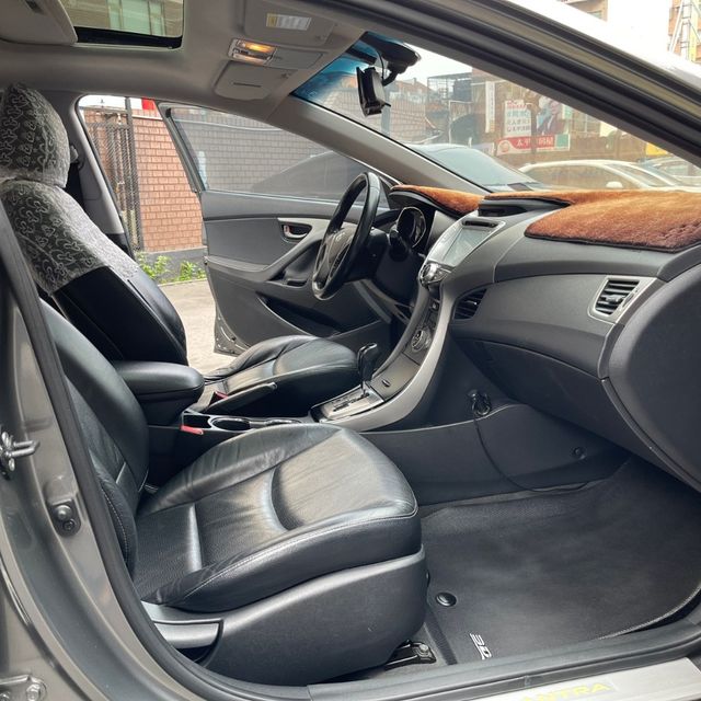HYUNDAI現代 ELANTRA  第7張相片