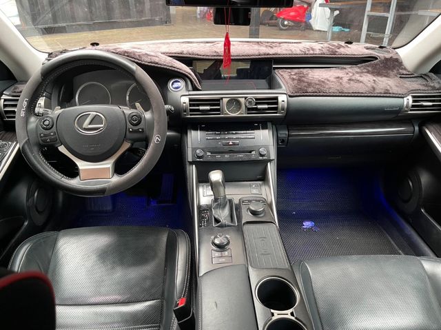 LEXUS凌志 IS 300H  第6張相片
