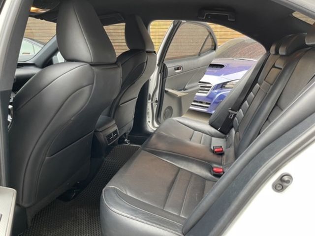 LEXUS凌志 IS 300H  第7張相片