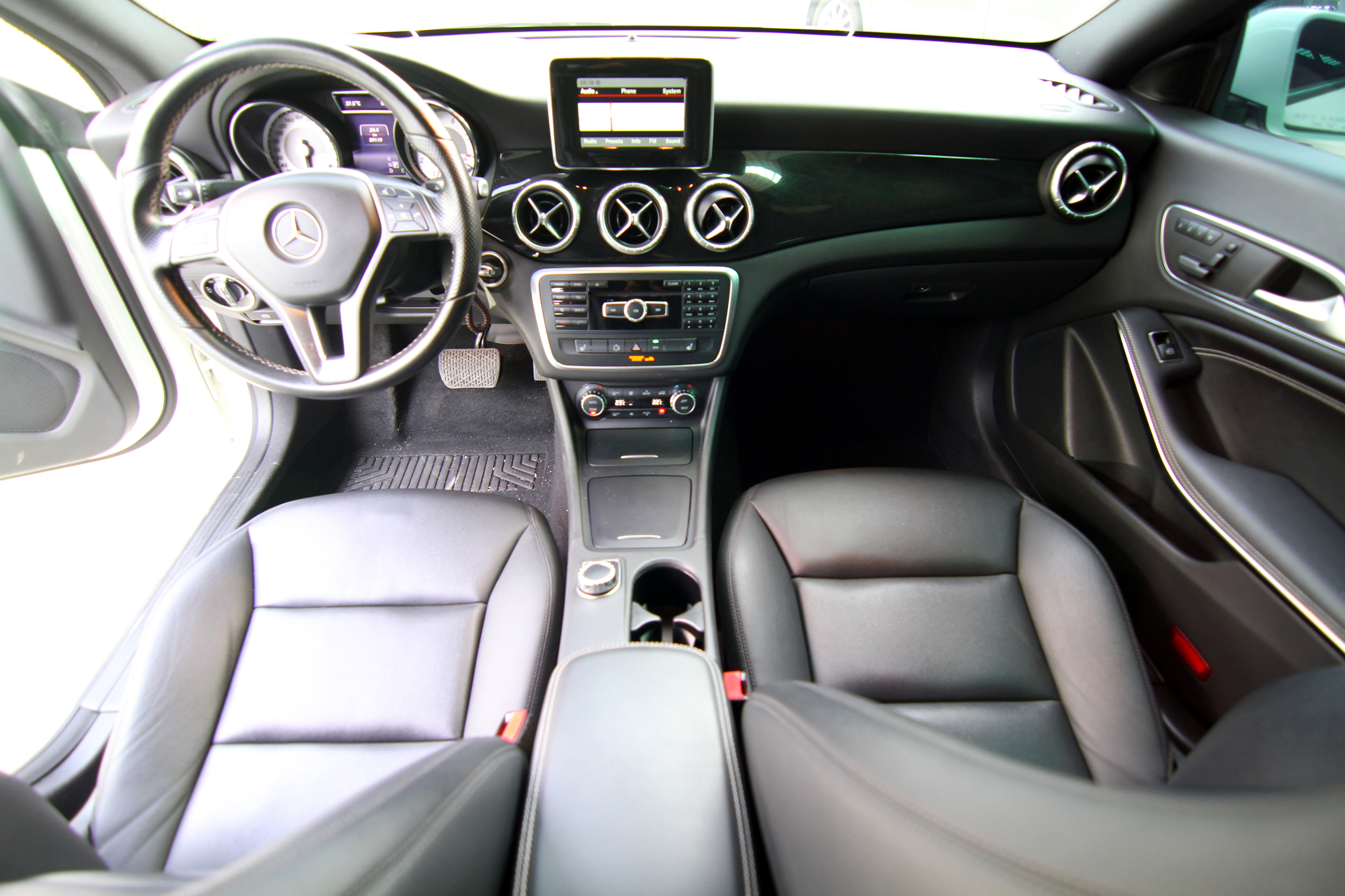 BENZ CLA250  不二價 認證優質車 實車在店 歡迎蒞臨賞車  第3張相片