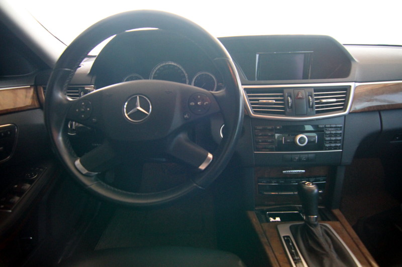 BENZ E200 天窗衛導 一手車 不二價 原漆原鈑件 實車在店 歡迎預約  第2張相片