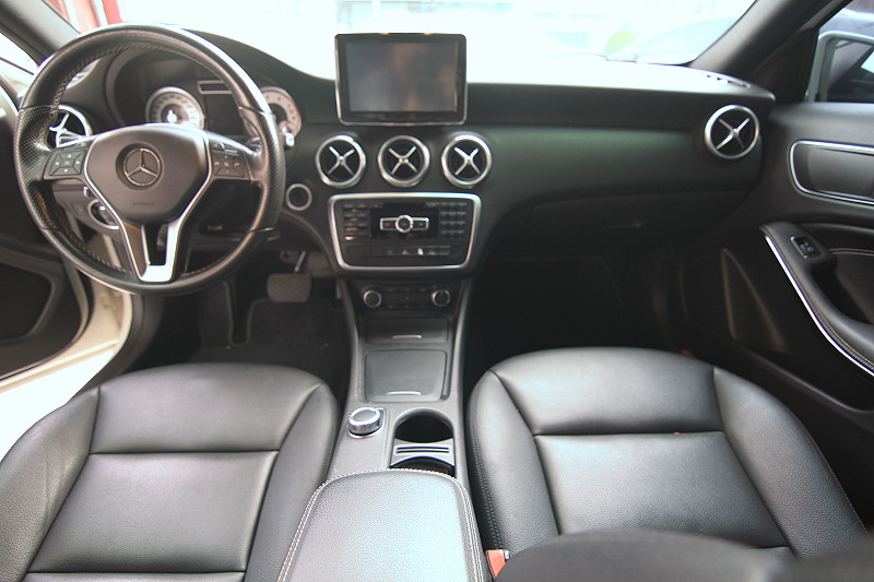 Benz A-Class A200 實車實價  總代理  全景 衛導 一手車 歡迎預約  第2張相片