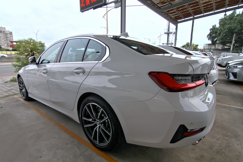 實車實價 BMW 330I 5AS carplay keyless 天窗 認證車 歡迎預約  第6張相片
