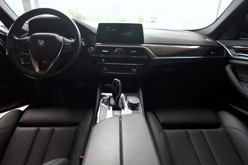 BMW 530I M版大螢幕 天窗 衛導 實車實價 原車融資 歡迎來電預約  第2張相片