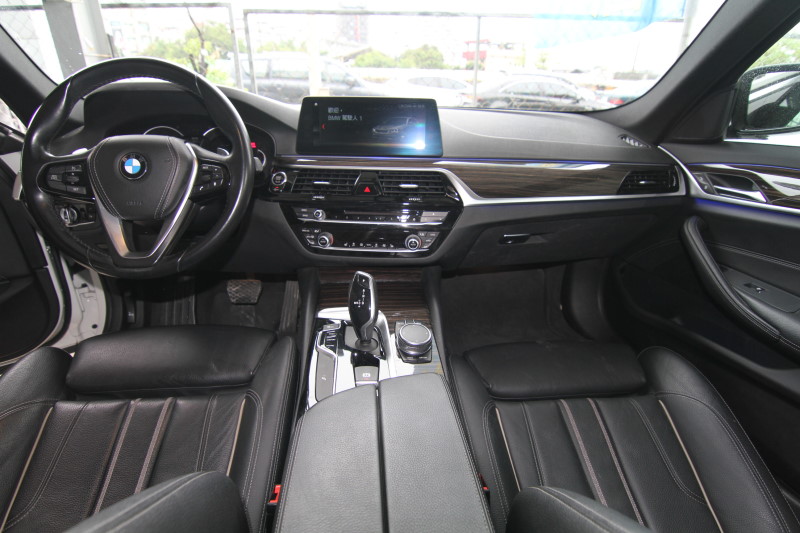 BMW 530I M版大螢幕 摸門 天窗 衛導 實車實價 原車融資 歡迎來電預約  第2張相片