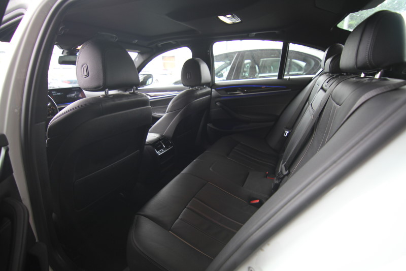 BMW 530I M版大螢幕 摸門 天窗 衛導 實車實價 原車融資 歡迎來電預約  第4張相片