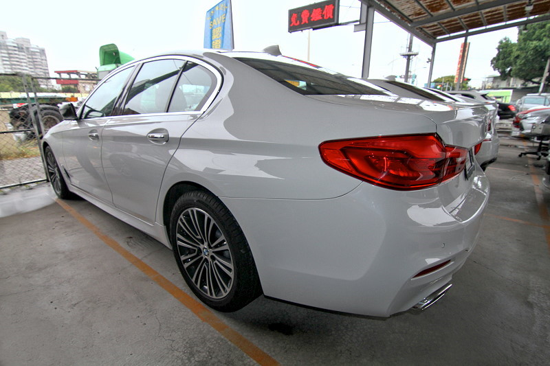 BMW 530I M版大螢幕 摸門 天窗 衛導 實車實價 原車融資 歡迎來電預約  第6張相片